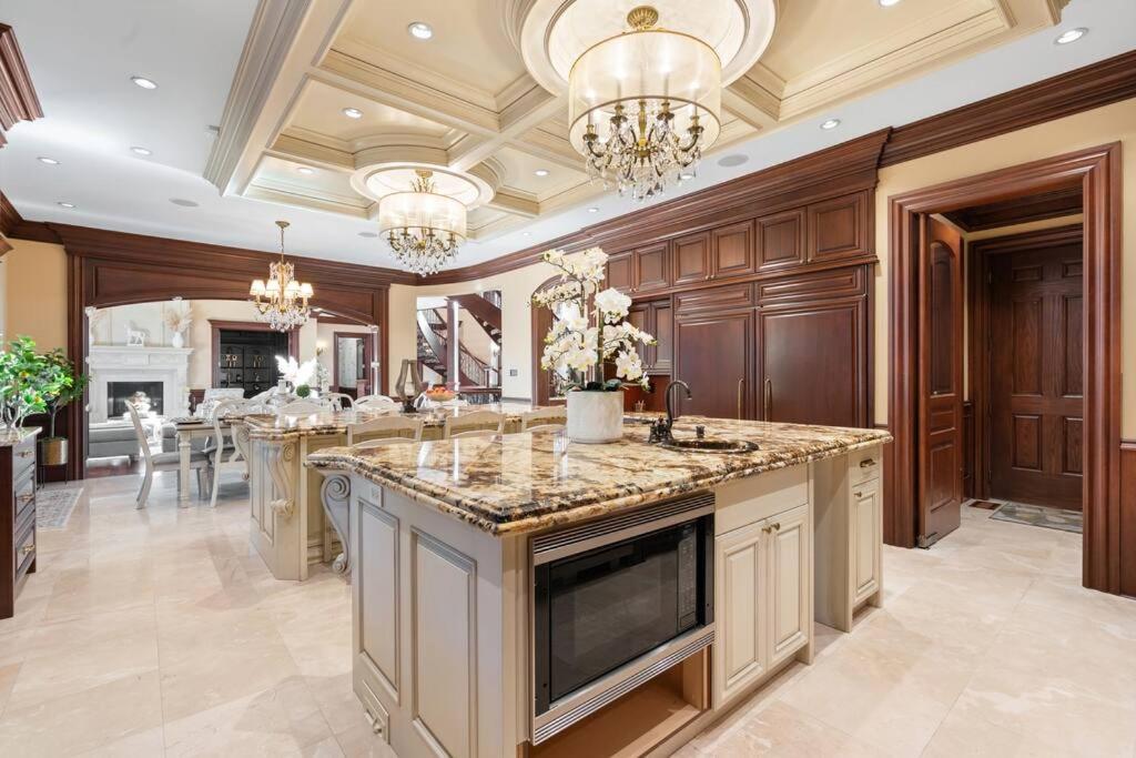 French Chateau W/Swim Spa & Theatre: 11,700 Sqft カルガリー エクステリア 写真