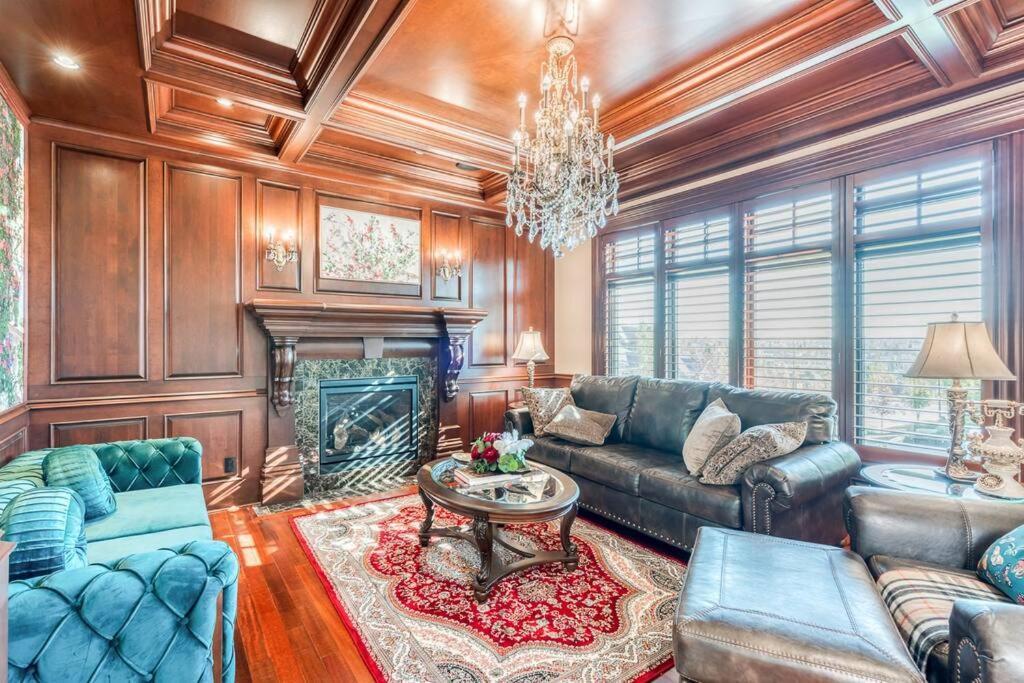 French Chateau W/Swim Spa & Theatre: 11,700 Sqft カルガリー エクステリア 写真