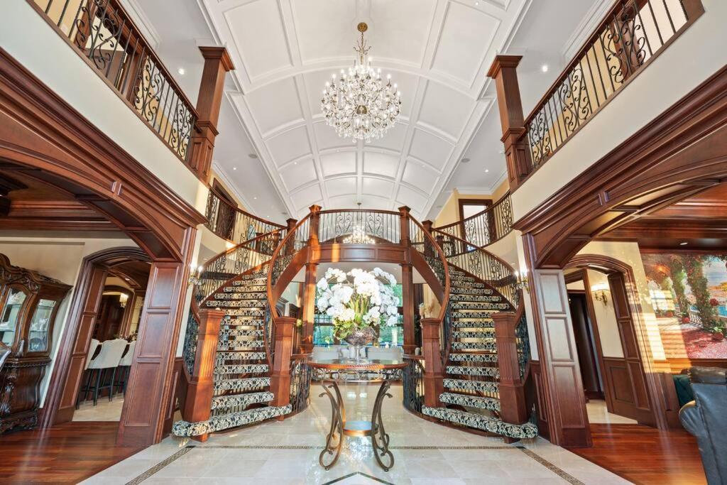 French Chateau W/Swim Spa & Theatre: 11,700 Sqft カルガリー エクステリア 写真