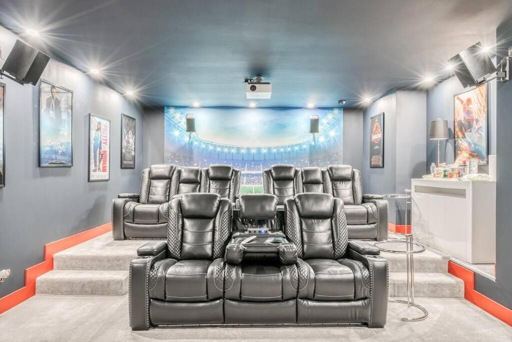 French Chateau W/Swim Spa & Theatre: 11,700 Sqft カルガリー エクステリア 写真
