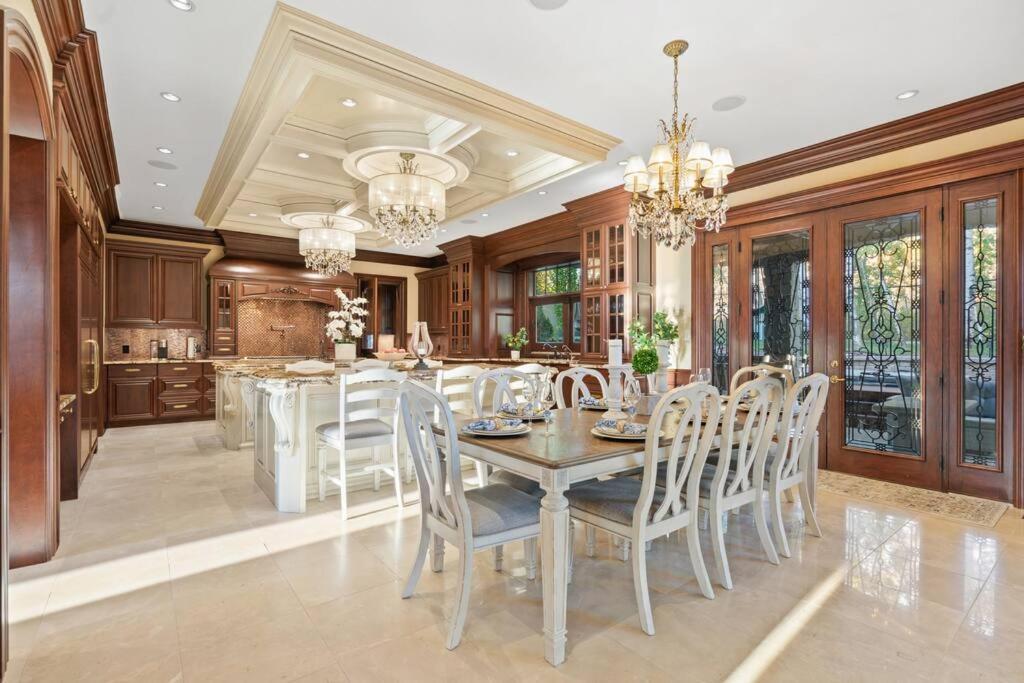French Chateau W/Swim Spa & Theatre: 11,700 Sqft カルガリー エクステリア 写真