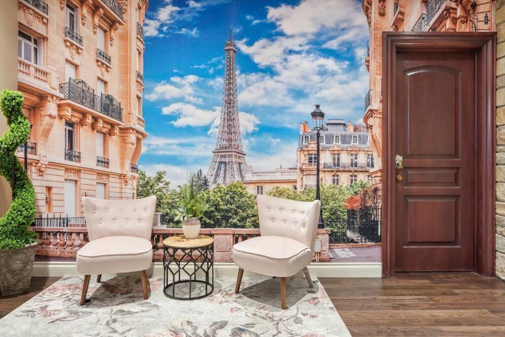 French Chateau W/Swim Spa & Theatre: 11,700 Sqft カルガリー エクステリア 写真