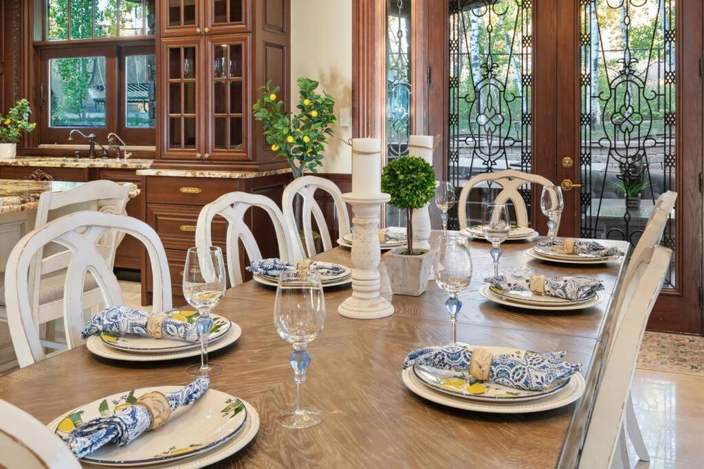 French Chateau W/Swim Spa & Theatre: 11,700 Sqft カルガリー エクステリア 写真