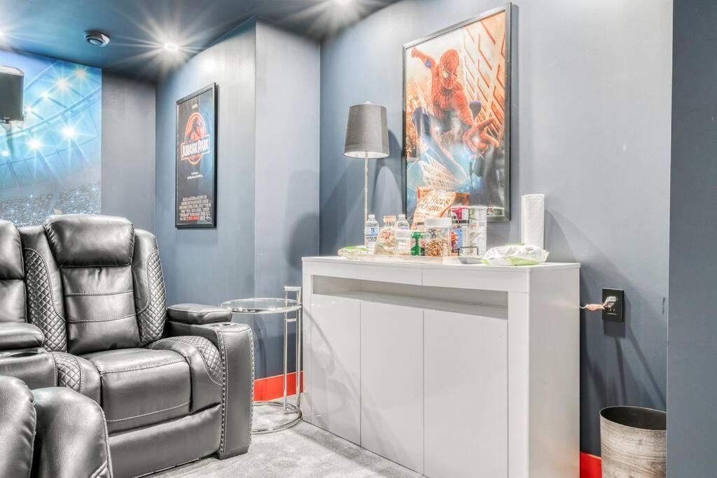 French Chateau W/Swim Spa & Theatre: 11,700 Sqft カルガリー エクステリア 写真