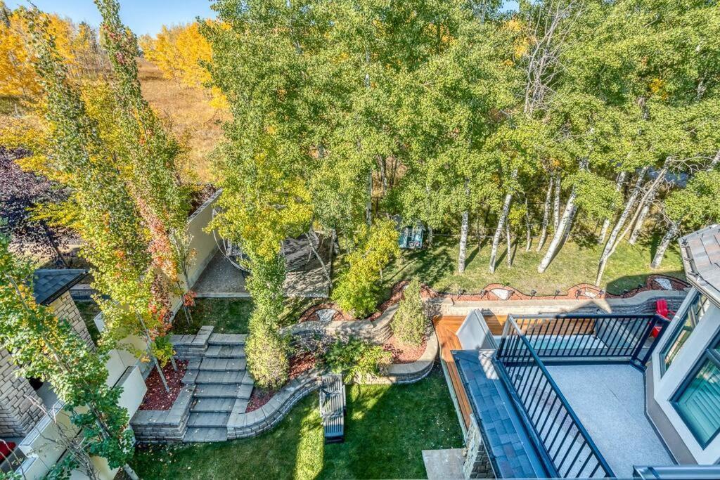 French Chateau W/Swim Spa & Theatre: 11,700 Sqft カルガリー エクステリア 写真