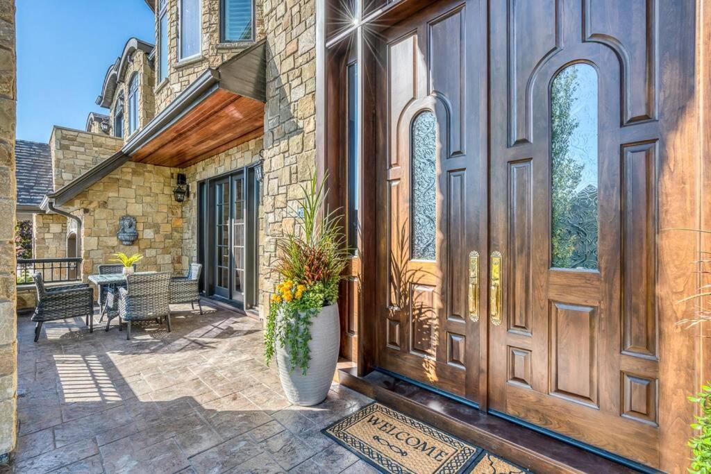French Chateau W/Swim Spa & Theatre: 11,700 Sqft カルガリー エクステリア 写真
