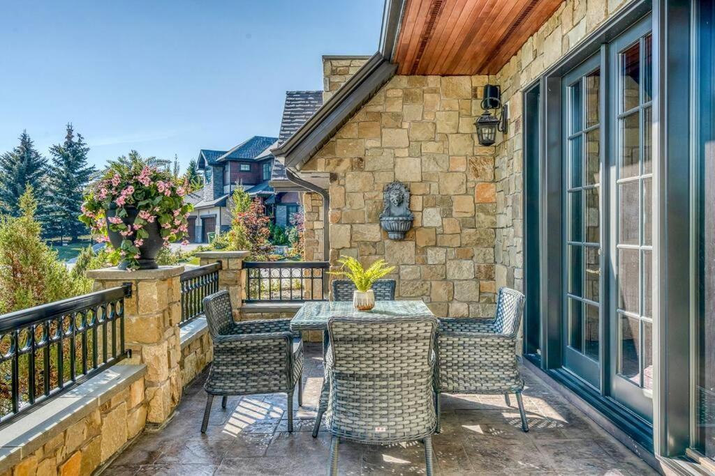 French Chateau W/Swim Spa & Theatre: 11,700 Sqft カルガリー エクステリア 写真