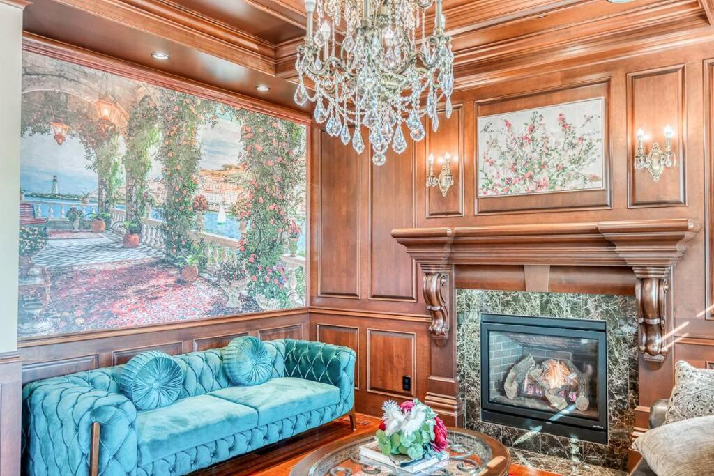 French Chateau W/Swim Spa & Theatre: 11,700 Sqft カルガリー エクステリア 写真