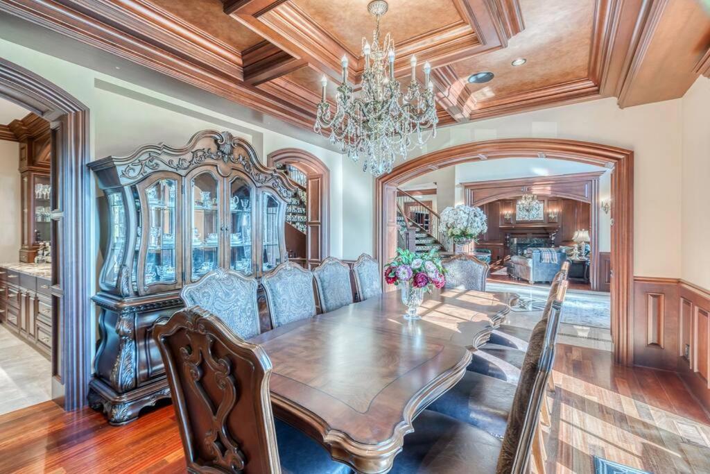 French Chateau W/Swim Spa & Theatre: 11,700 Sqft カルガリー エクステリア 写真