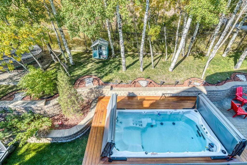 French Chateau W/Swim Spa & Theatre: 11,700 Sqft カルガリー エクステリア 写真